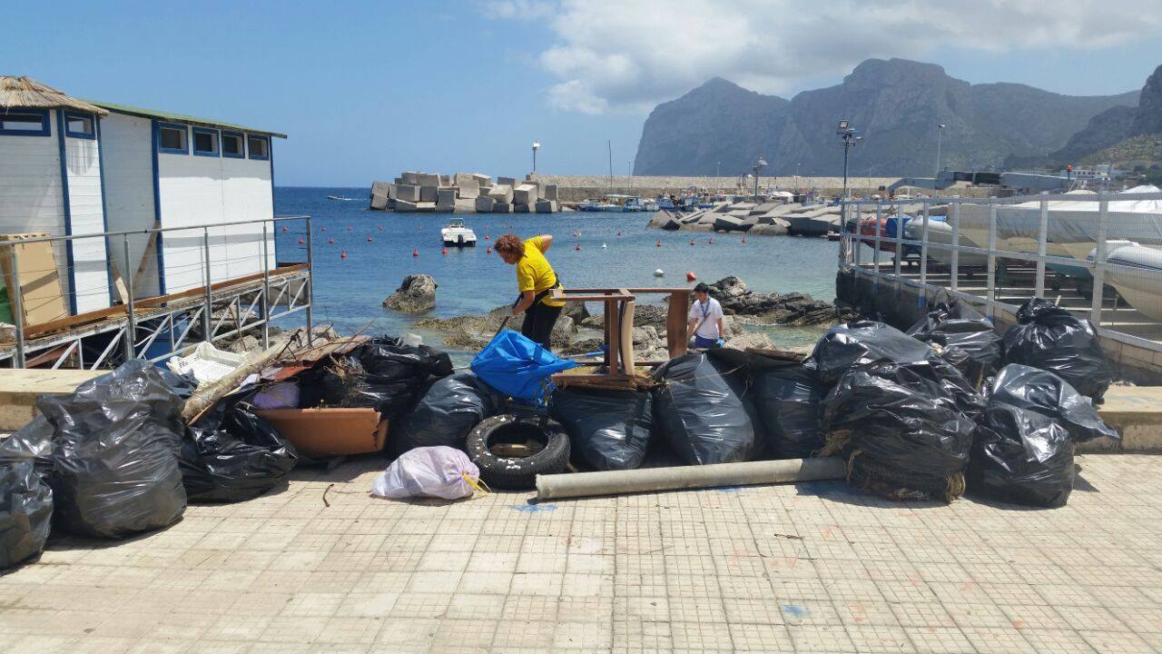 Divers and Scouts have clean up the seabed and the cliffs of Isola