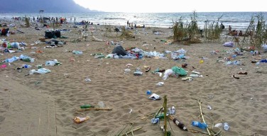 Ferragosto a Capaci. Napoli: “Spiagge pulite già il 15 mattina”, ma le immagini dicono il contrario