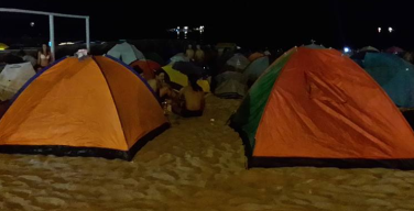 Ferragosto a Isola con tende e falò, ma le spiagge tornano subito pulite