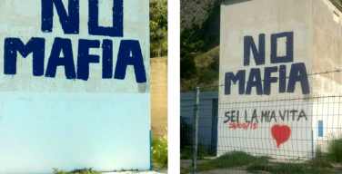 Gli operai dell’Amap ripuliscono la casetta “NO MAFIA”