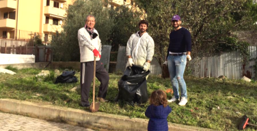 I volontari del comitato Social Gardening Capaci ripuliscono un’area verde abbandonata