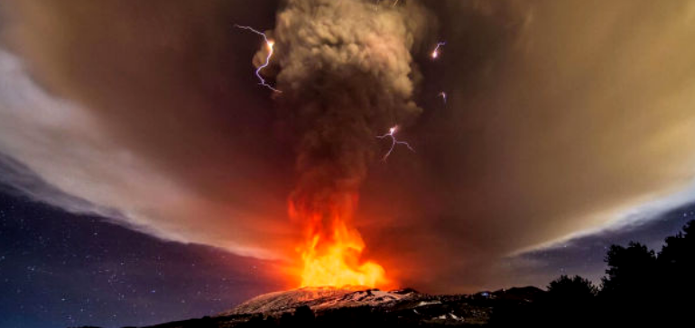 Fulmini e lava: la spettacolare eruzione dell’Etna