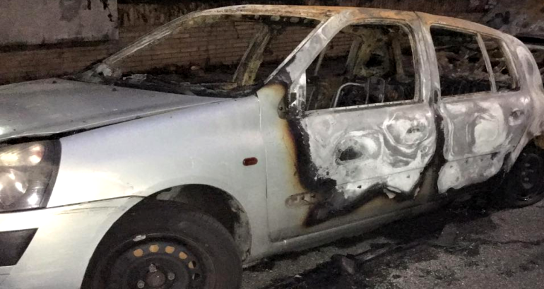Incendiata l’auto della giornalista isolana Dina Lauricella: “Io resto dalla parte sbagliata”
