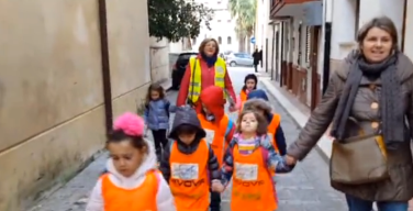 A Cinisi i bambini vanno a scuola a piedi…bus