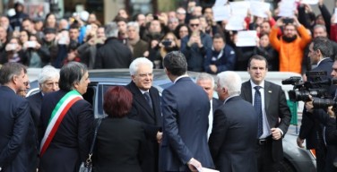 Mattarella al Teatro Massimo. Sit-in dei lavoratori Almaviva: “Presidente, il popolo è qui fuori”