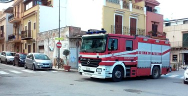 Isola, cadono calcinacci dal tetto di un’abitazione in via Di Maggio