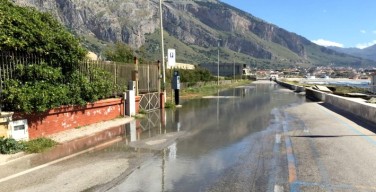 Scoppia la fognatura sul lungomare di Isola delle Femmine, strada interrotta