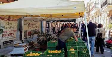 Isola, mercato del contadino: le aziende agricole offrono alla cittadinanza i prodotti biologici