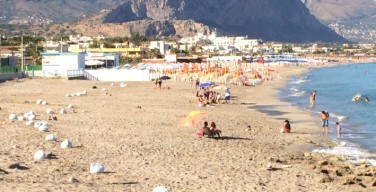 Smontate alcune pedane e bonificato un tratto di spiaggia e di scogliera di Isola delle Femmine