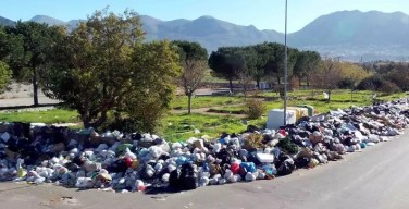 Emergenza rifiuti. Lettera aperta ai sindaci siciliani: “Basta scuse, fate la differenziata”