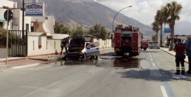 Automobile in fiamme in viale Marino