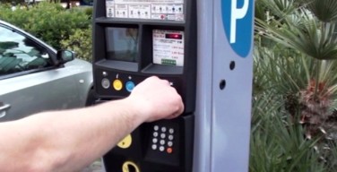 Strisce blu: parcheggio gratis se il parchimetro non ha il bancomat. Il parere di un avvocato isolano