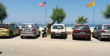 Continuano le proteste per le strisce blu a Isola. Il sindaco: “Pensiamo a soluzioni per i residenti”