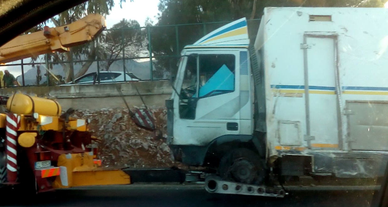 Un camion si ribalta nei pressi di Carini: due feriti gravi