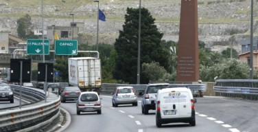 Capaci, travolgono un motociclista e scappano: fermati quattro tunisini