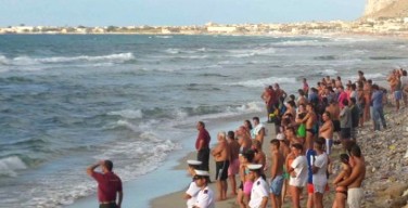 Capaci, tre ragazzi rischiano di annegare a causa del mare mosso