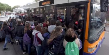 S.O.S. trasporto: autobus stracolmi, stazione chiusa. I pendolari di Isola raccolgono le firme