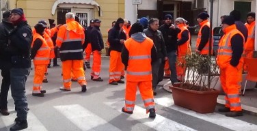 Gli operai dell’Ato in sciopero. Sindaco Bologna: “Situazione paradossale, da denuncia penale”