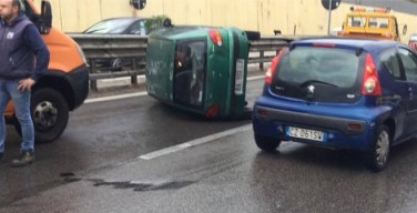 Auto ribaltata e tamponamenti a catena: tre incidenti nei pressi di Isola e Capaci