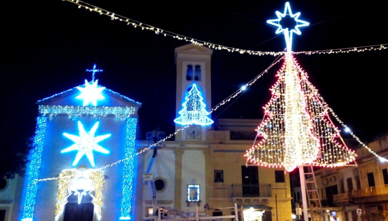 Foto Di Babbo Natale Femmina.Gli Eventi Natalizi Di Isola Delle Femmine Presepi Mercatini Concerti E Il Villaggio Di Babbo Natale Il Giornale Di Isola