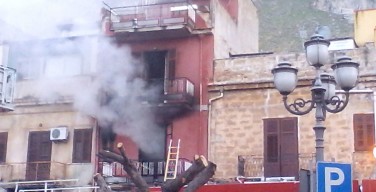 Scoppia un rogo in una palazzina di Capaci:  si lanciano dal balcone per sfuggire alle fiamme (VIDEO)