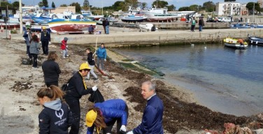 Operazione “Fondali puliti”: associazioni, volontari e sub puliscono il porto e la scogliera di Isola delle Femmine (VIDEO)