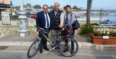 Ad 83 anni in bici in giro per il mondo: Janus River fa tappa ad Isola delle Femmine