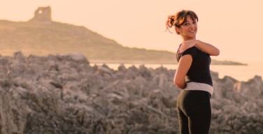 Lezioni di yoga sulla terrazza della biblioteca comunale di Isola delle Femmine