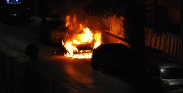 Isola delle Femmine, nella notte una macchina va in fiamme in via Libertà