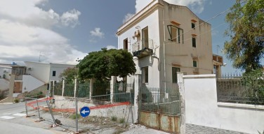 L’ex caserma dei vigili di Isola delle Femmine in stato di abbandono