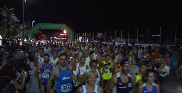 Più di 400 atleti alla maratona notturna sul lungomare di Isola delle Femmine (VIDEO)