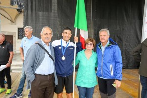 Fabrizio con il papà Sergio, la mamma Nuccia e lo sportivo Venanzio Ortis