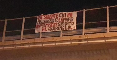 Striscione contro Berlusconi dove fu ucciso Falcone: “Chi ha finanziato la mafia non può essere gradito al Quirinale”