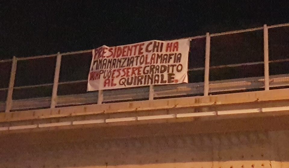 Striscione contro Berlusconi dove fu ucciso Falcone: “Chi ha finanziato la mafia non può essere gradito al Quirinale”
