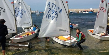 Giovani velisti ad Isola delle Femmine: raduno di 75 barche classe optimist