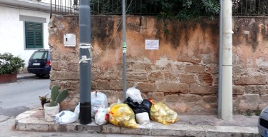 Raccolta rifiuti ad Isola delle Femmine, nuova ordinanza contro gli incivili: multe e telecamere